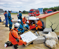 消防隊による救出訓練