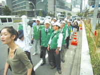 中村署管内で行われた交通安全キャンペーンのパレードに於いて当協会員の参加の状況