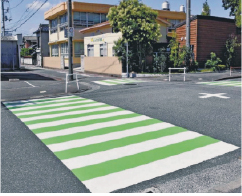 試験的に白線の間を緑に塗った横断歩道